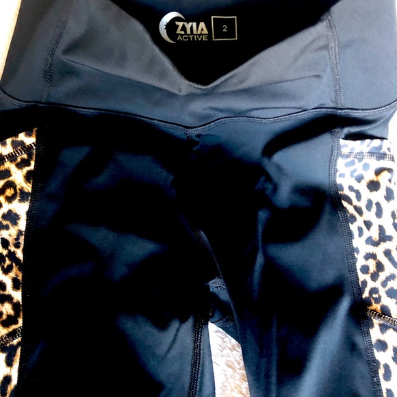 Zyia Leopard Pocket Brilliant Hi-Rise Capri 20" size 2 - Picture 3 of 3